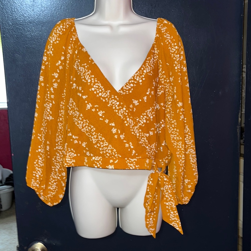 NWT BCBG caramel and white floral print crop top. Sz XL.